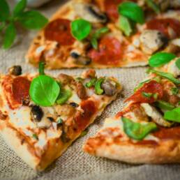 La pizza come altri alimenti a base di farine raffinate è uno degli alimenti da evitare per il reflusso