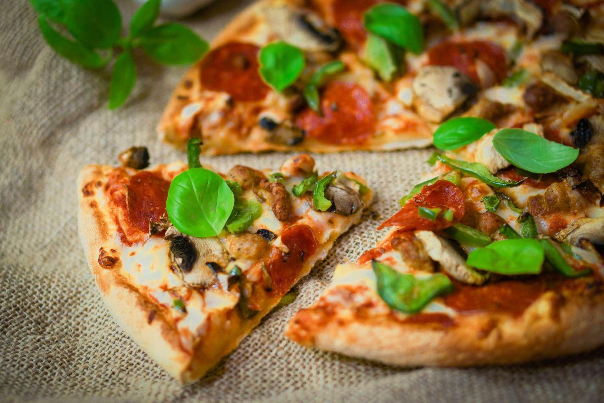 La pizza come altri alimenti a base di farine raffinate è uno degli alimenti da evitare per il reflusso