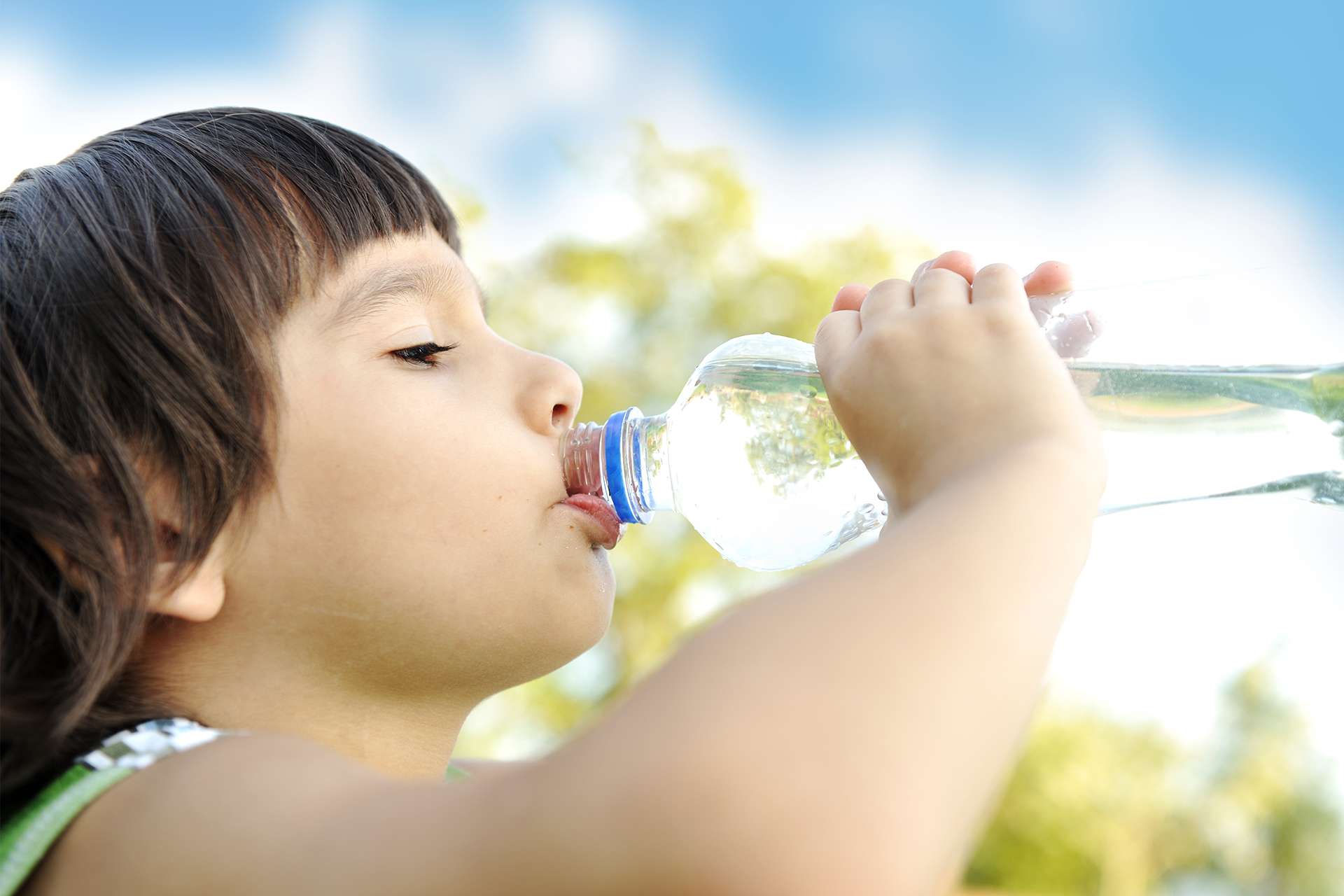 Si consiglia di bere tanta acqua meglio se a piccoli sorsi