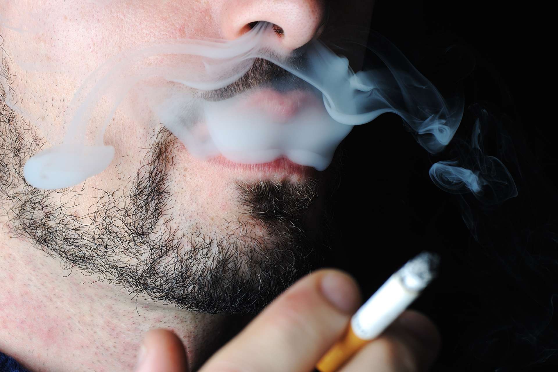 il fumo è una delle cattive abitudini che può causare l'ernia iatale