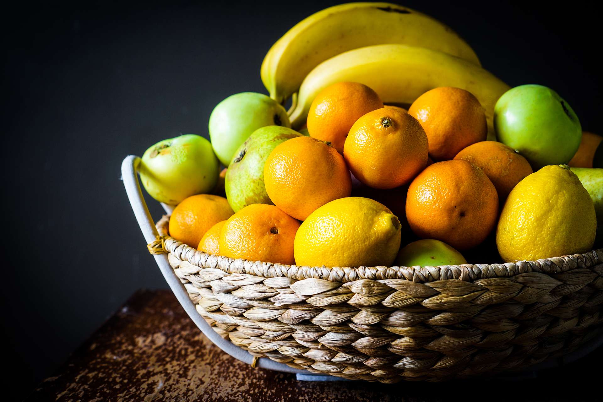 la frutta andrebbe consumata lontano dai pasti per evitare la fermentazione