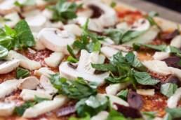 Aggiungere delle verdure sulla pizza ci aiuta ad aumentare la quantità di fibre ingerite