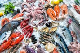 Gli alimenti che sono maggiormente ricchi di sodio sono pesce, crostacei e alghe