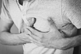 Il dolore toracico è uno dei sintomi provocati dal cardias incontinente