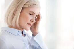La cefalea è uno dei sintomi della menopausa