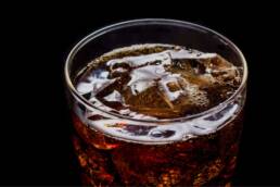 Bere bevande gassate è una delle cause del gonfiore addominale