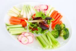 Si consiglia di iniziare il pasto con un piatto di verdure crude