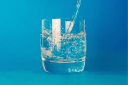 Consumare molta acqua a temperatura ambiente durante la giornata