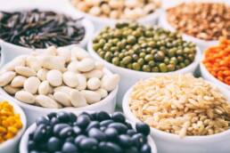 Si consigli il consumo di legumi perché ricchi di proteine, carboidrati e grassi