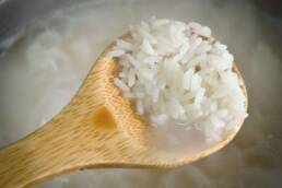 In una pentola mettere a bollire il riso