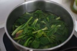 Lessare gli spinaci in acqua bollente