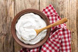Mescolare lo yogurt di soia con il composto ottenuto