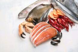 Si consiglia il consumo di alimenti ricchi di vitamina B12 come il pesce