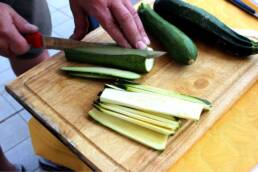 Pulire e tagliare le zucchine
