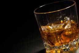 L'eccessiva assunzione di alcol è uno dei fattori di rischio dell'epatomegalia