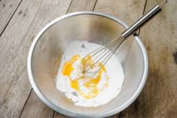 Mischiare la farina di amaranto con l'uovo