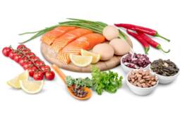Si consiglia il consumo di proteine animali e vegetali