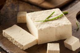 Il tofu è fonte di proteine e amminoacidi essenziali
