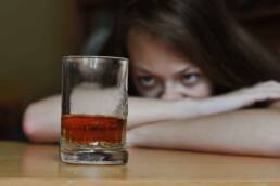 L'abuso di alcol è una delle cause di questa patologia
