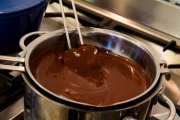 Sciogliere il cioccolato fondente a bagnomaria