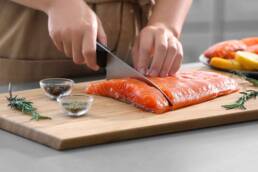 Tagliare il salmone a fette larghe