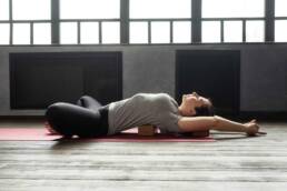 Alcune pose yoga possono aiutare a ridurre la pressione nello stomaco