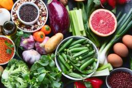 È importante aumentare l'assunzione di fibre presente in frutta, verdura, legumi e cereali integrali