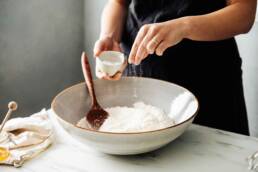 Preparare la pastella mescolando la farina di ceci con l'acqua e il sale