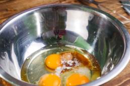 Sbattere le uova e unire il sale