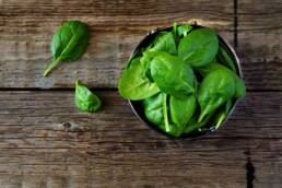 Si consiglia il consumo di verdure a foglia verde come gli spinaci